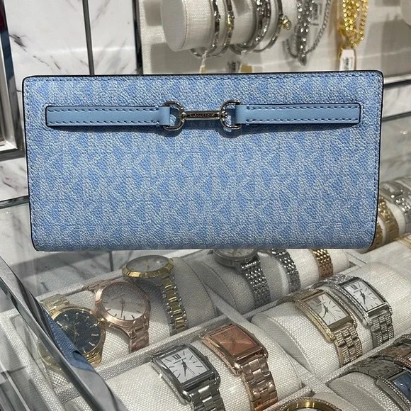 MICHAEL KORS Carson Large Signature Logo Bifold Wallet
Light Sky
NWT - Picture 16 of 16